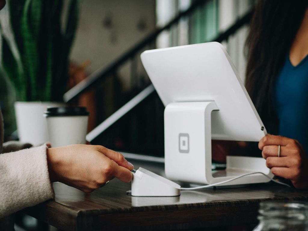 moniteur blanc sur le bureau